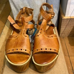 Bed Stu NIB Leonara platform sandal. Pecan leather. Comfy and Cool.